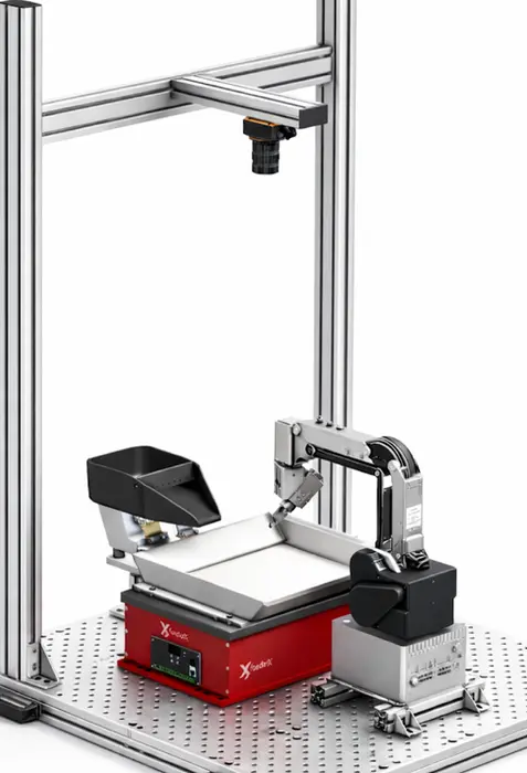 Kompaktowy system podawania FeederX od GM Automatyka zintegrowany z kamerą wizyjną i precyzyjnym ramieniem robota.