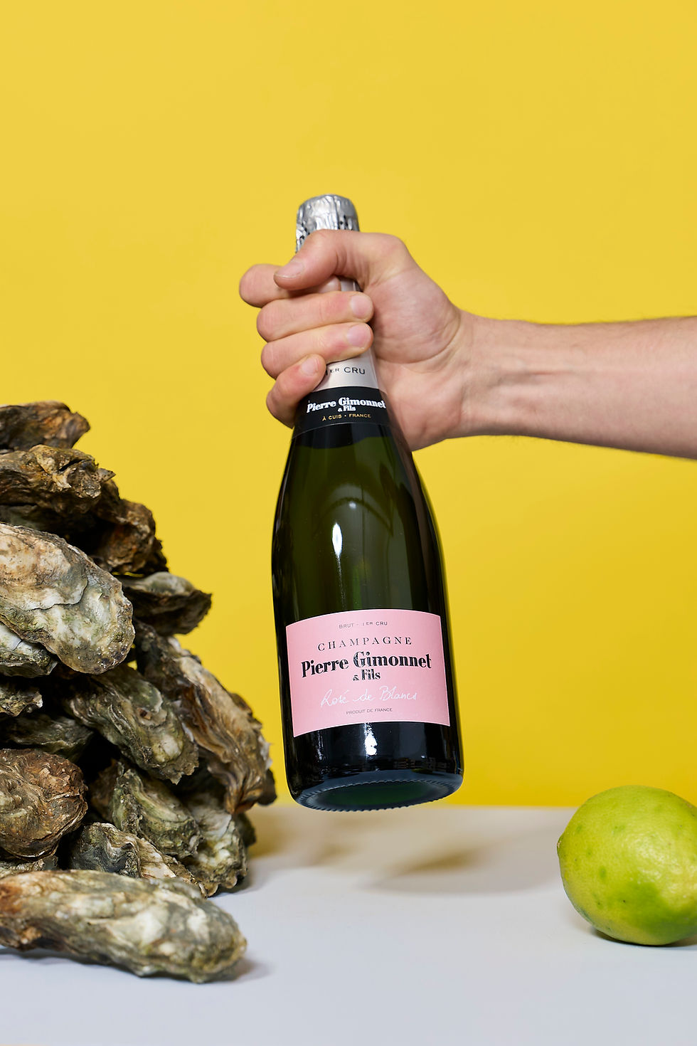 Deutz Champagne Brut Rosé in kleiner Falsche neben frischen Austern und Zitrone