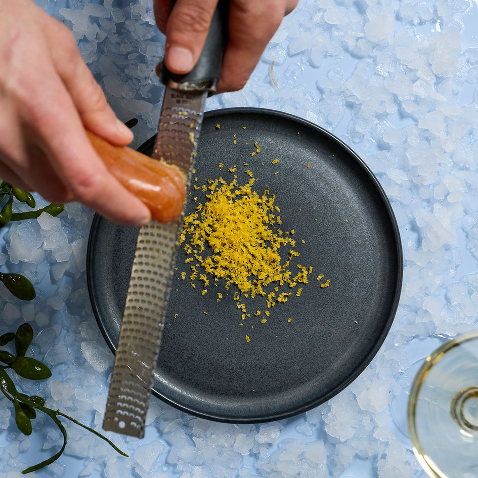 Bottarga di Muggine wird über Teller gerieben