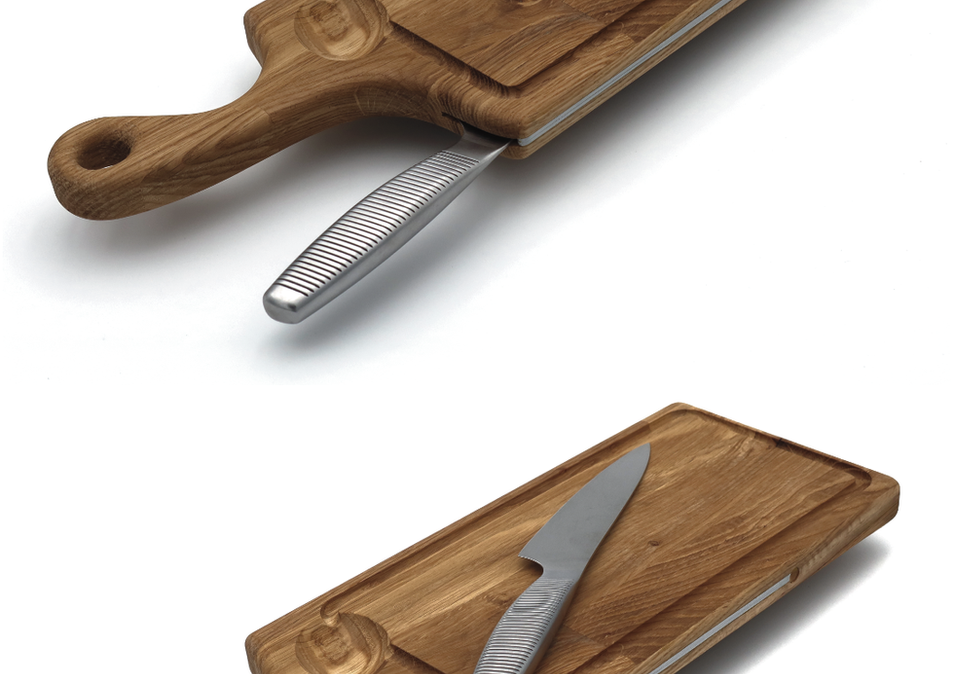 Planche à découper avec couteau intégré dans la tranche.
Usinée à la CNC 3 axes.