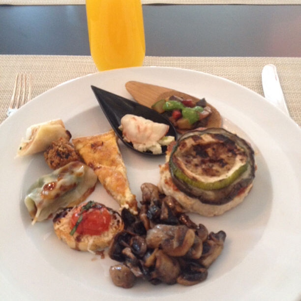 Breakfast + Lunch = Brunch _É uma refeição de origem britânica que combina o café-da-manhã com o alm