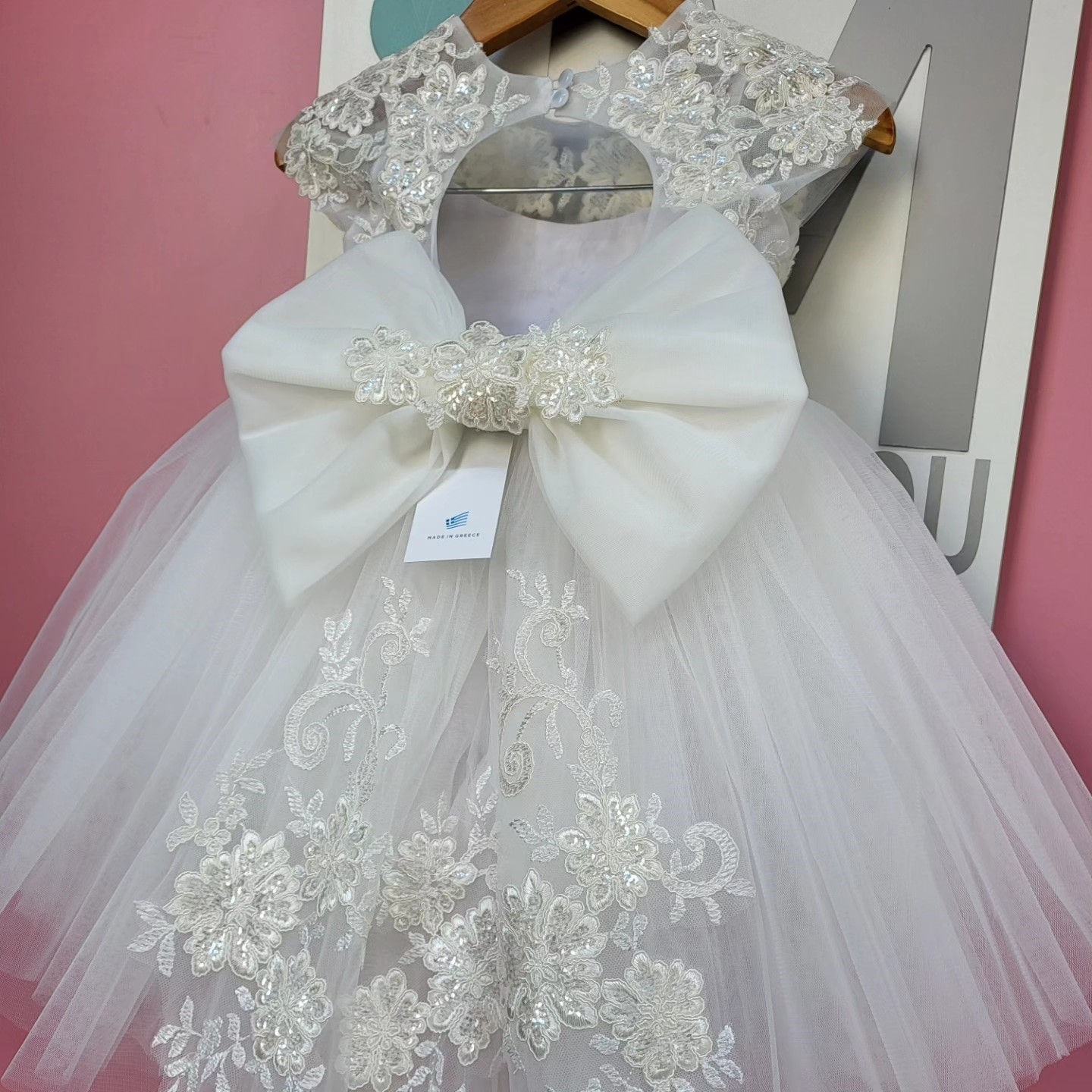 Χειροποίητο φόρεμα με δαντέλα και ουρά.