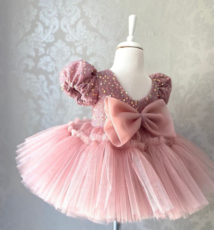 Χειροποίητο φόρεμα απο βελούδο με παγιέτα.