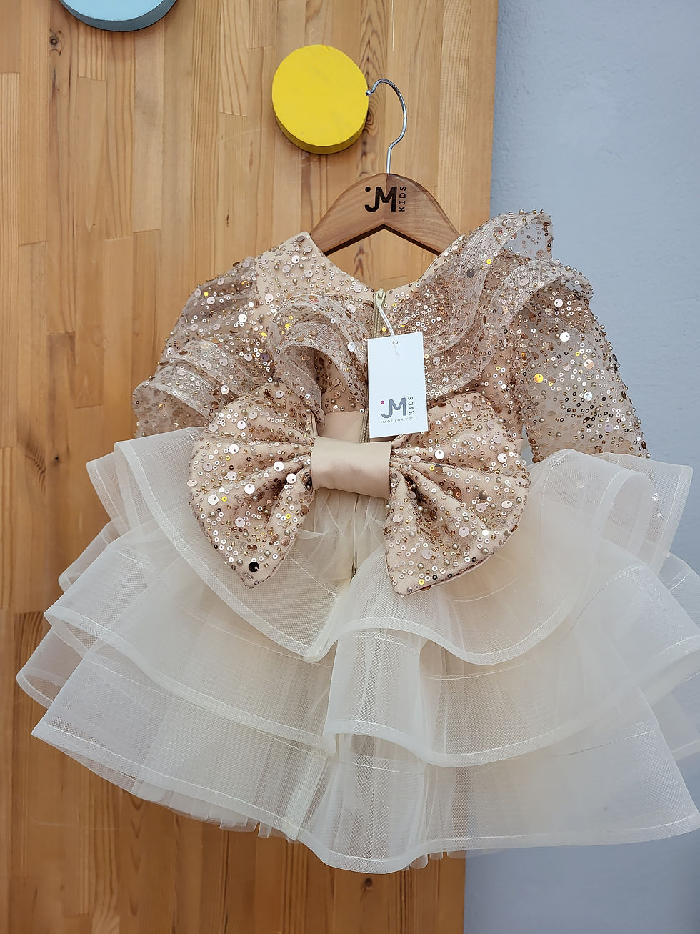 Χειροποίητο φόρεμα με παγιέτα και χάντρες .