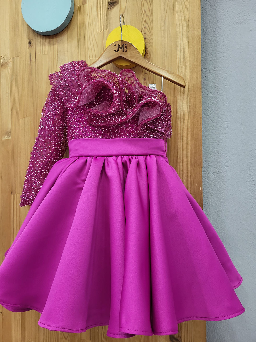 Χειροποίητο φόρεμα με χάντρεςκαι παγιέτα.