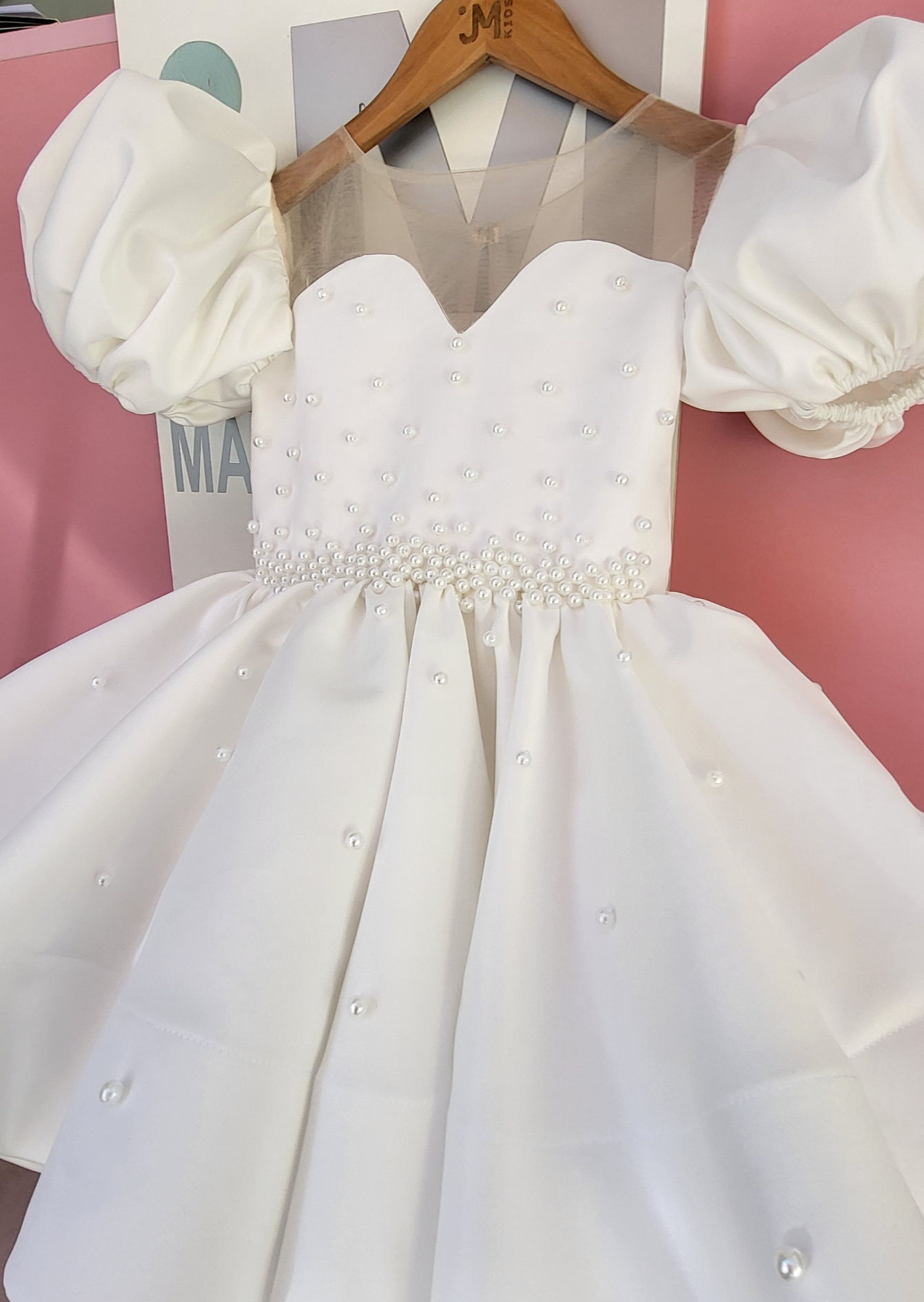 Χειροποίητο φόρεμα με πέρλες.