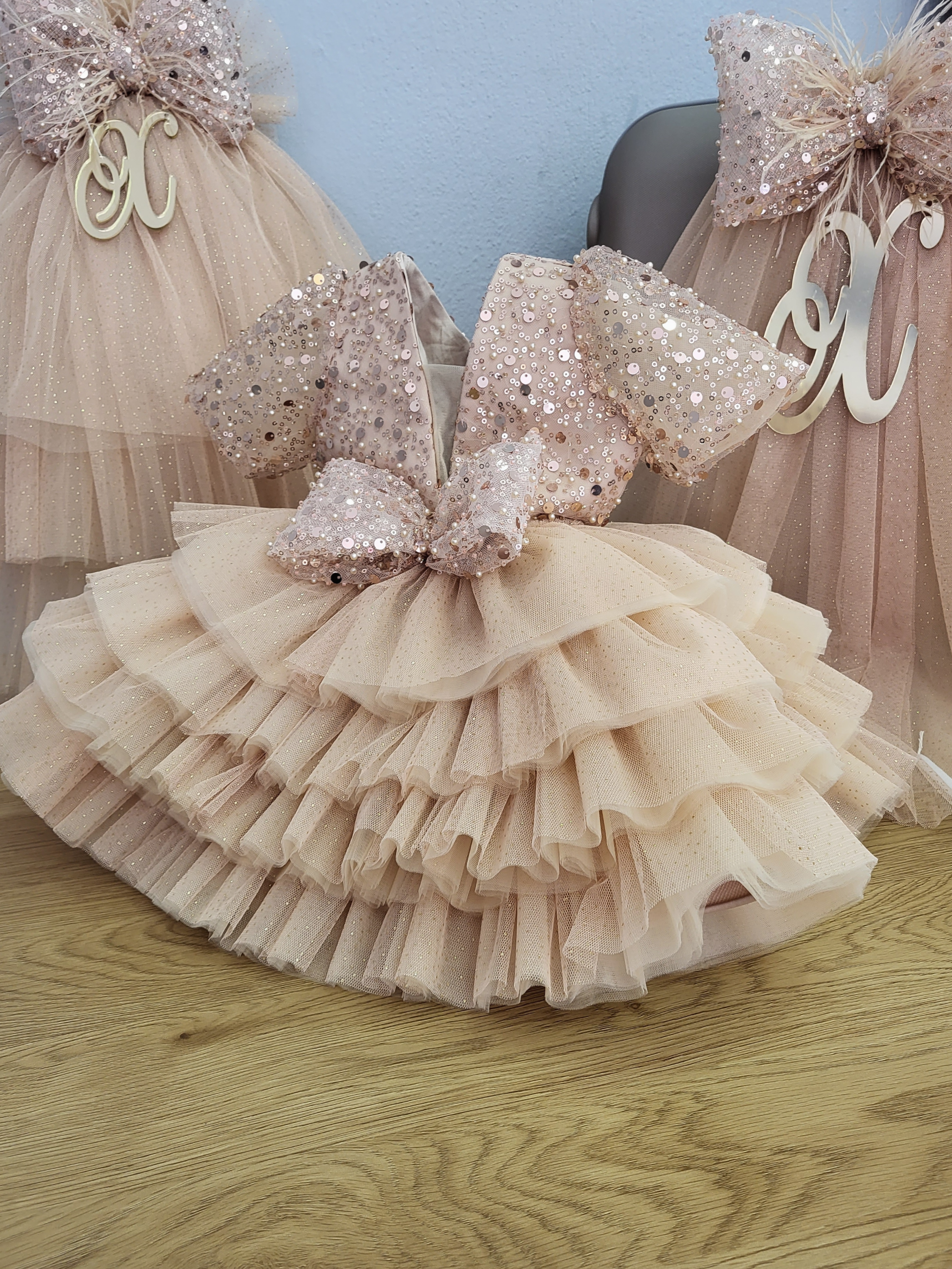 Χειροποίητο φόρεμα με παγέτα.