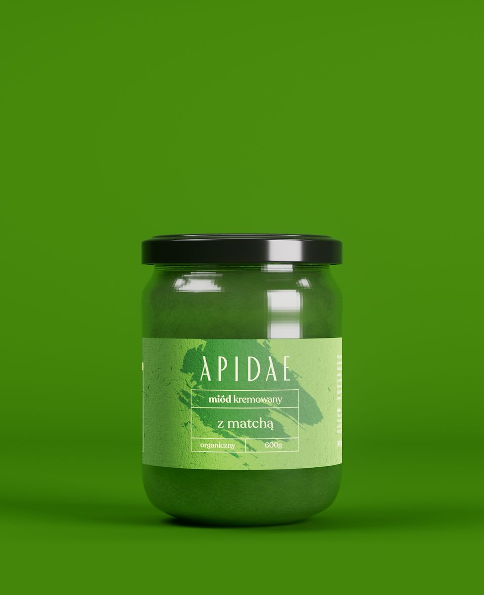 słoik z zieloną naklejką w którego wnętrzu znajduje się miód kremowany z matcha