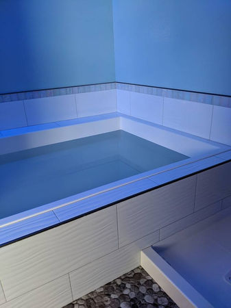 view of an open float pool and the integrated shower threshold