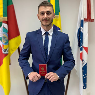 Novo advogado recebe sua carteira profissional