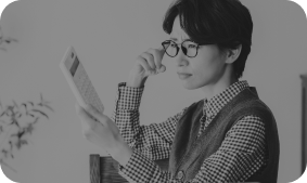 悩む売り上げ女性がタブレットを確認中