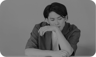 悩み物憂げな表情の男性