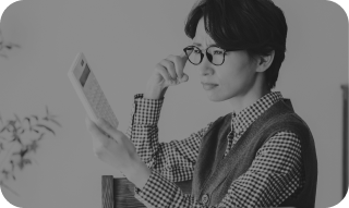 悩み女性がタブレットを確認中