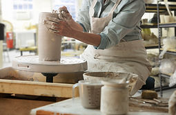 Wokring sur une roue de poterie