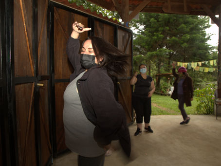 Las mujeres de Los Santos exploran sus historias de vida a través de la danza comunitaria