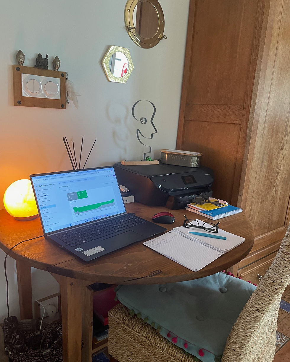 Préparation invisible mais essentielle en hypnose et sophrologie – bureau de travail avec ordinateur, cahier et imprimante, représentant la rigueur et le soin apporté avant chaque séance.