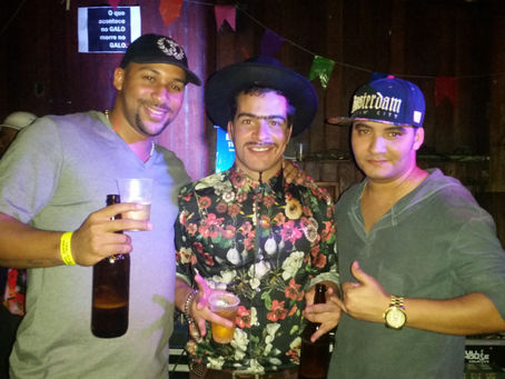 Cantor Italo Freitas curte Festa com elenco da Novela Global Babilônia