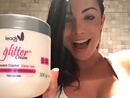 Panicat Aline Mineiro faz hidratação de cabelos em casa com máscara Glitter Cream da Leads Care Cosm