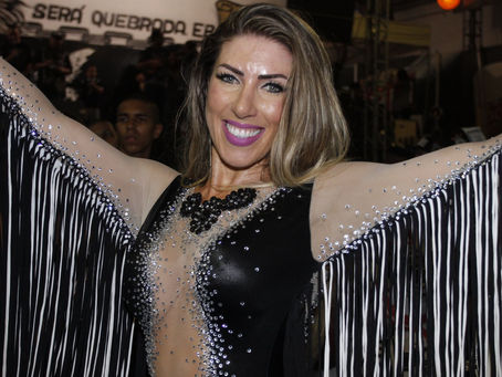 Tati Minerato usa um Body com franjas no último ensaio na quadra da Gaviões da Fiel