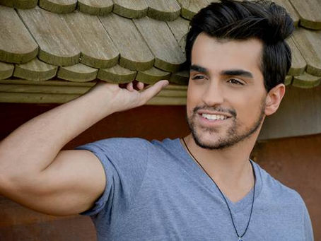 Matteus faz exercícios de Yoga para se apresentar no The Voice Brasil