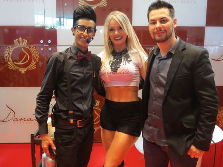 Thalita Zampirolli causa tumulto e sensualiza com fã no palco da Donatti no ExpoMinas em BH
