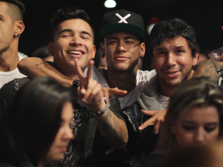 Neymar curte balada com os amigos em São Paulo