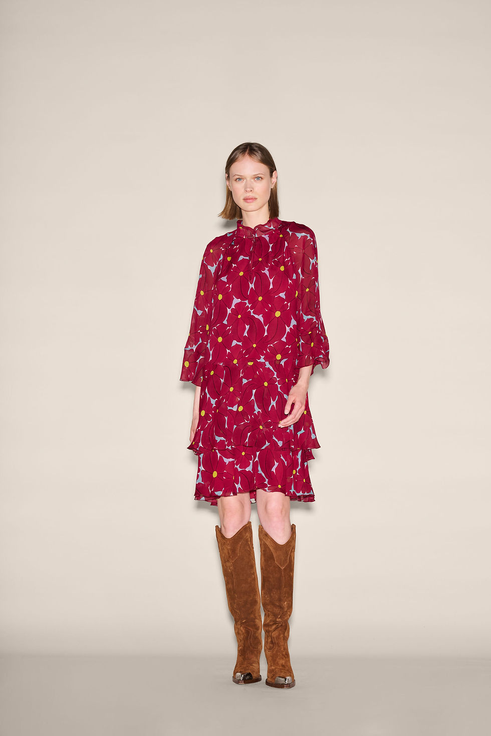 Locker flockig vom Hocker zeigt sich die rote Lola von Luisa Cerano