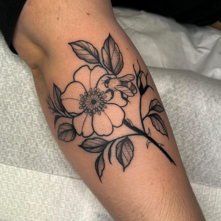 flowers bee botanical blackwork tattoo fede.tattoos amsterdam