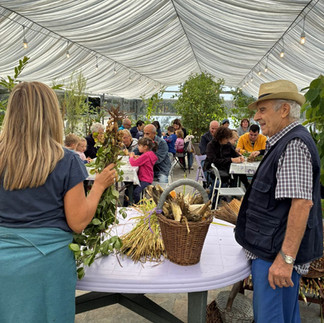 Ogni incontro è un’esperienza multisensoriale, dove memoria, socialità e benessere si intrecciano, nella quale l’integrazione con altri percorsi di agricoltura sociale è fondamentale e parte integrante stessa del progetto. Le persone coinvolte raccontano di aver ritrovato energia emotiva, un senso più profondo di appartenenza e la gioia di trasmettere i propri ricordi alle nuove generazioni. Abbiamo seguito il ritmo naturale delle stagioni e delle ricorrenze contadine, celebrando la vita attraverso i sensi: il profumo delle erbe, il colore dei mesi che cambiano, il gusto delle cose fatte insieme.