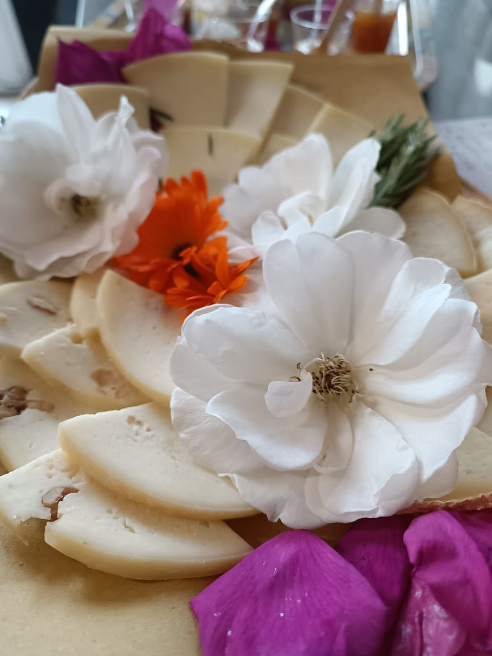 tagliere di formaggi di un caseificio locale, formaggi freschi, semi stagionati accompagnati dal sapore genuino del nostro eucalipto o di confetture di rosa rugosa di massarosa