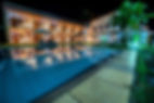 Visão da pousada a noite com a piscina
