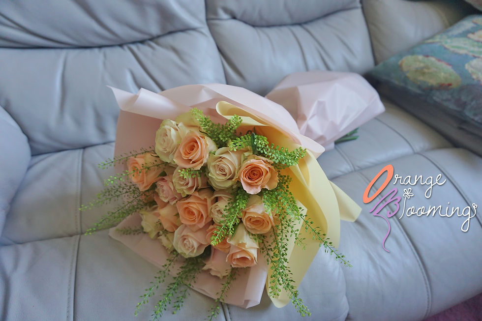 Thumbnail: . Dual Color Roses Gift Boquuet .  雙色玫瑰花束