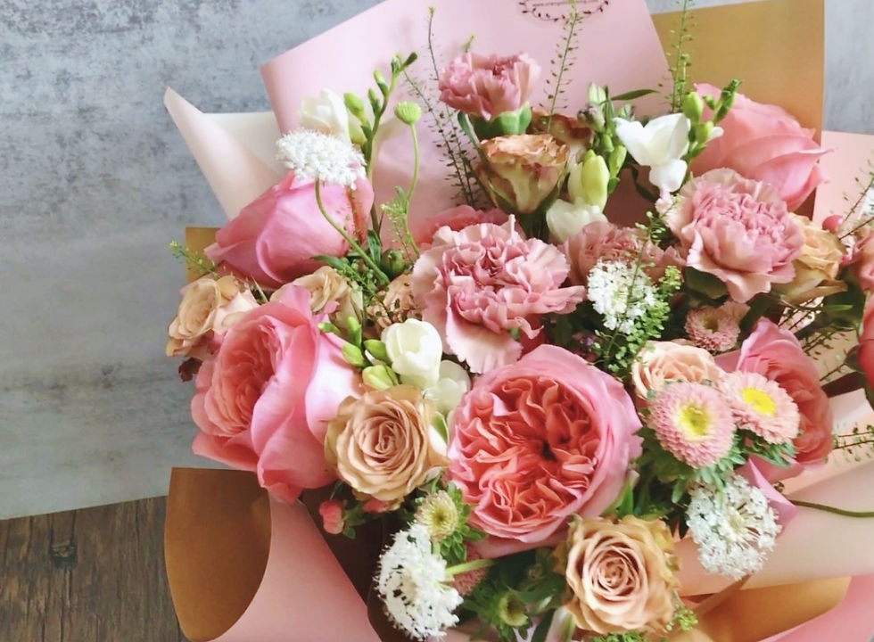 Thumbnail: Pink Garden Rose Freestyle Gift Bouquet 深粉紅色花束