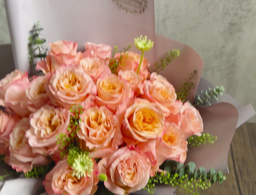 Thumbnail: Peach Garden Roses Bouquet  庭園紅玫瑰花束