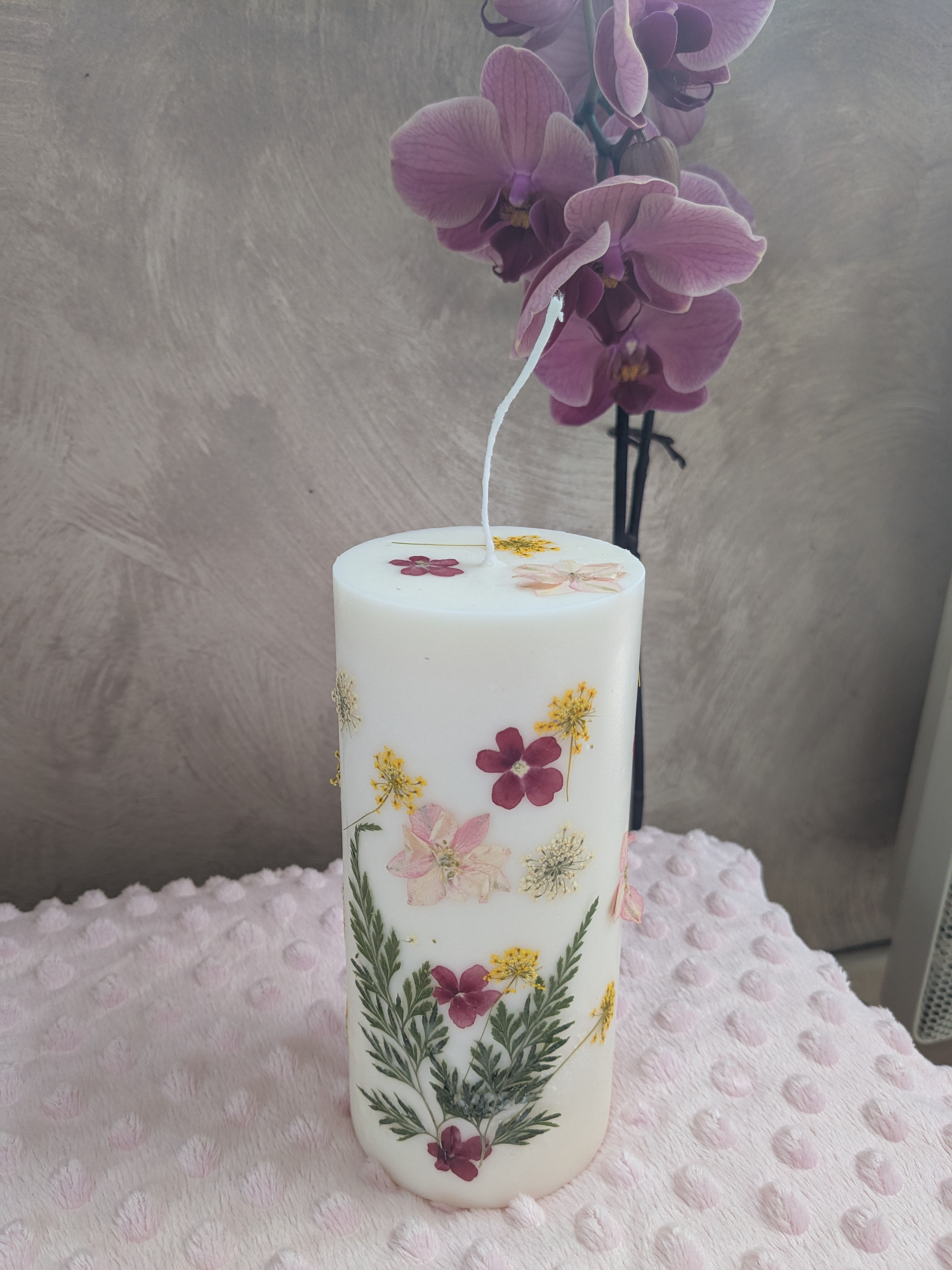 Grandes bougies piliers avec fleurs séchées rose-bordeaux-jaune