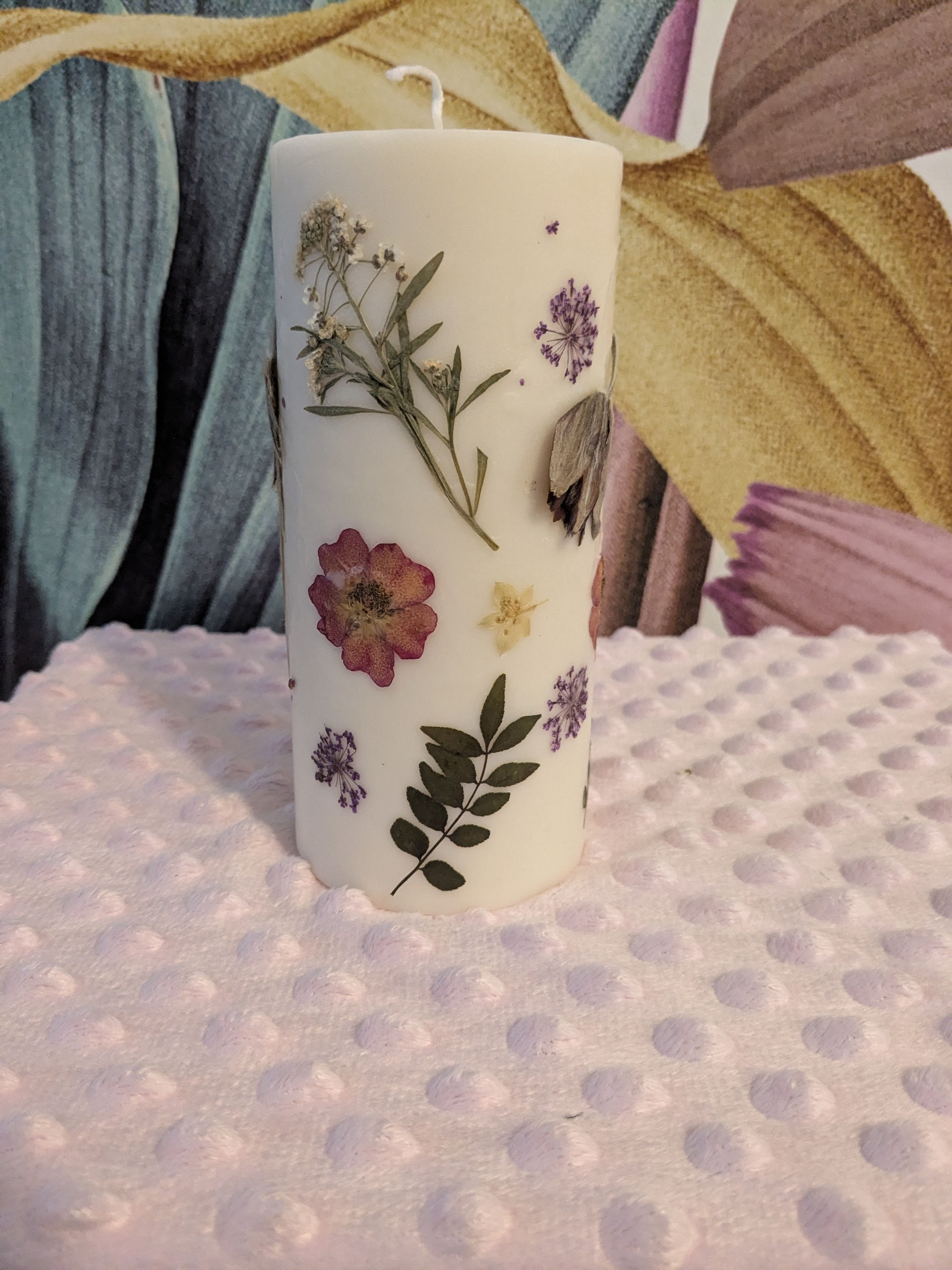 Grande bougie pilier avec fleurs séchées violet/pourpre