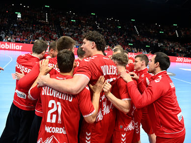Schweiz gewinnt das Hinspiel der WM-Playoffs gegen Italien!