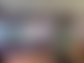 verschiedene Sextoys an einer Ausstellungswand und die Rückansicht einer Person (© privat/ Foto: Gina Lindemann)