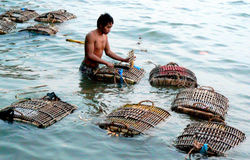 checking-crab-keeper-traps-3