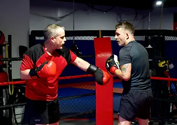 Sparring léger durant un cours de boxe à l'Académie Frontenac