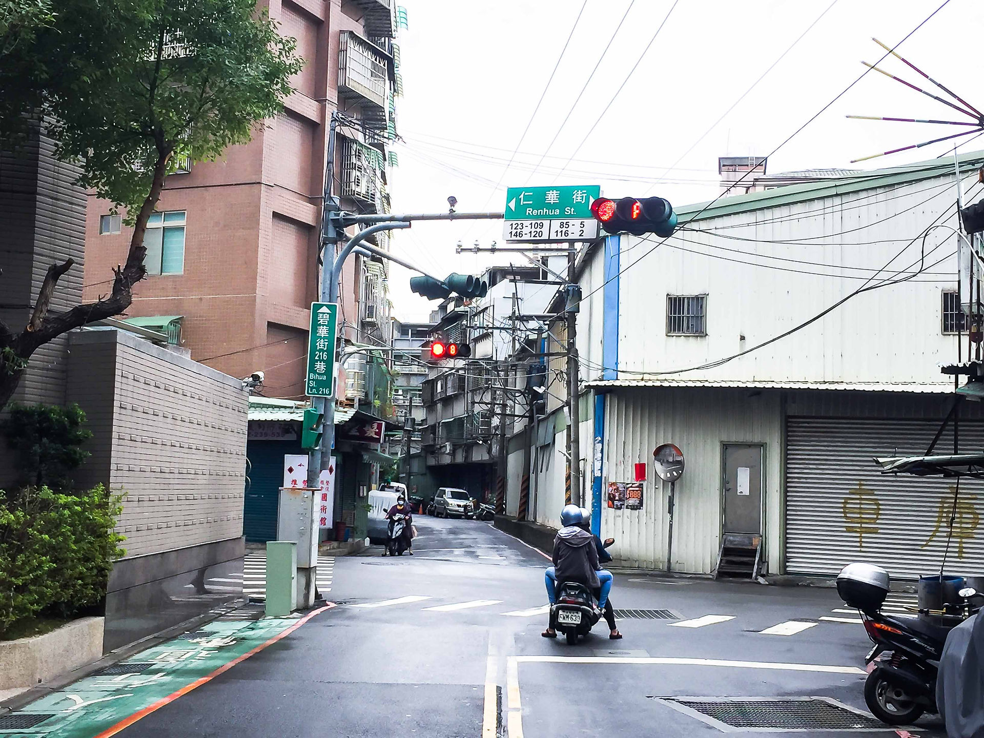 認得【仁華街】的路牌就到了