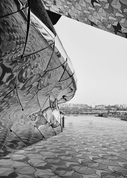 Perspective architecturale autour de la Philharmonie de Paris avec cheminement et lignes fuyantes