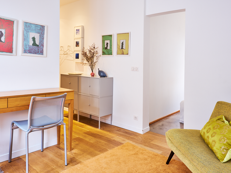 Espace bureau et coin salon dans un appartement Airbnb moderne à Paris