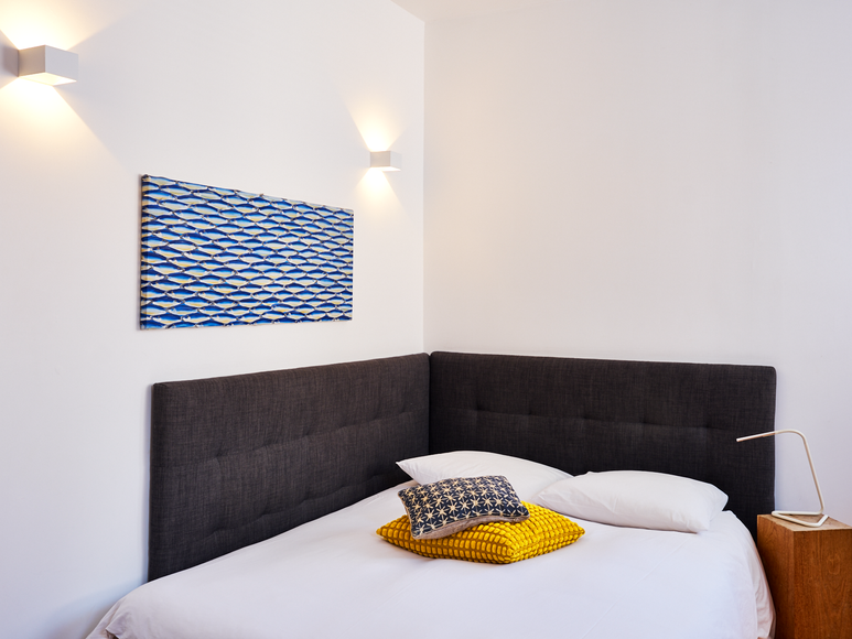 Lit double dans un studio Airbnb moderne et minimaliste à Paris