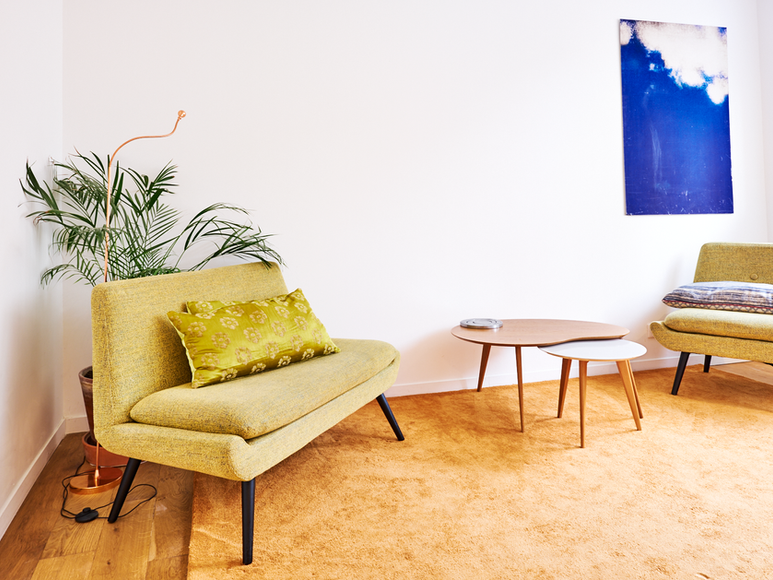Espace salon chaleureux dans un studio Airbnb parisien