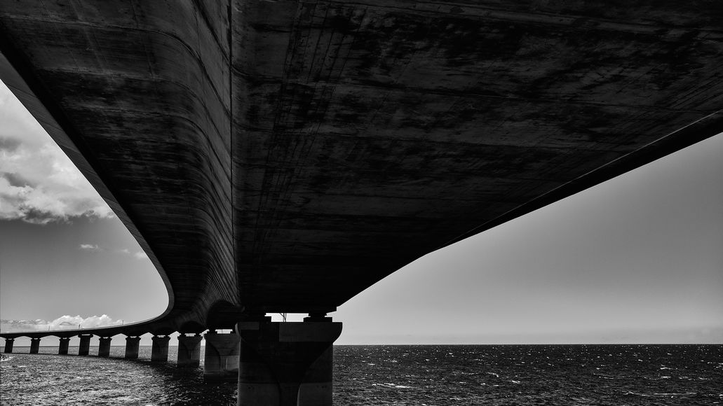 Perspective sous le viaduc en bord de mer photographie architecturale