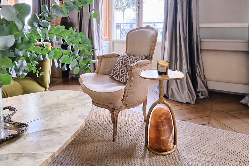 Salon avec fauteuil et table basse décoration raffinée