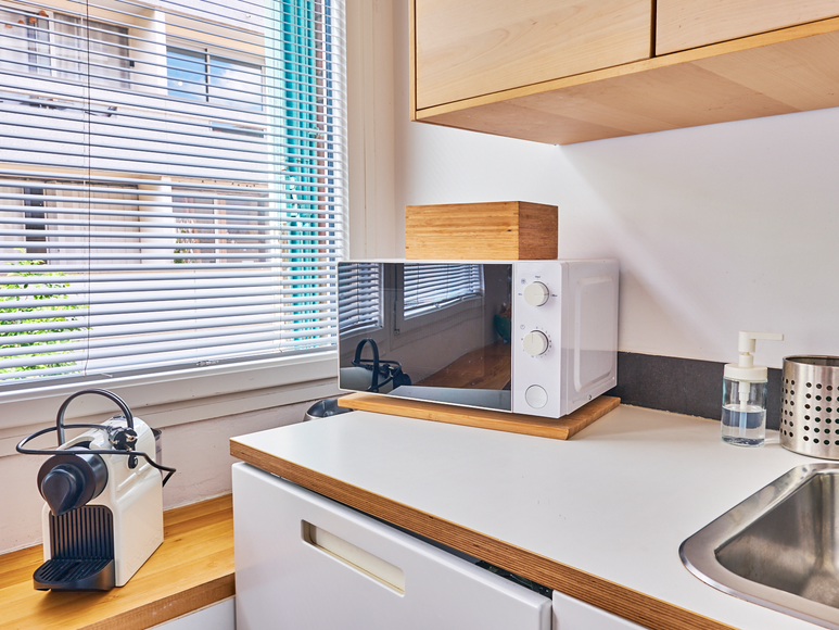 Petite cuisine moderne et lumineuse dans un studio Airbnb à Paris