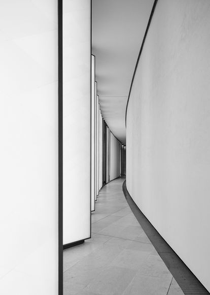 Corridor minimaliste de la Fondation Louis Vuitton avec formes épurées