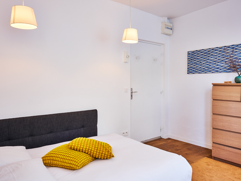 Studio Airbnb moderne avec décoration minimaliste et lit double à Paris